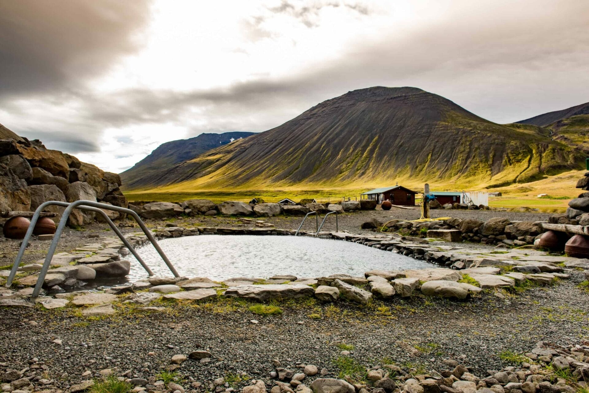 Gorące źródło Grettislaug | Baseny geotermalne i domki z trawy - Islandia - Przewodnik turystyczny