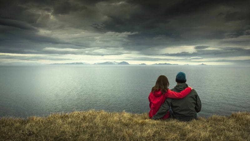 Honeymoon in Iceland, two people sitting with a view in Iceland